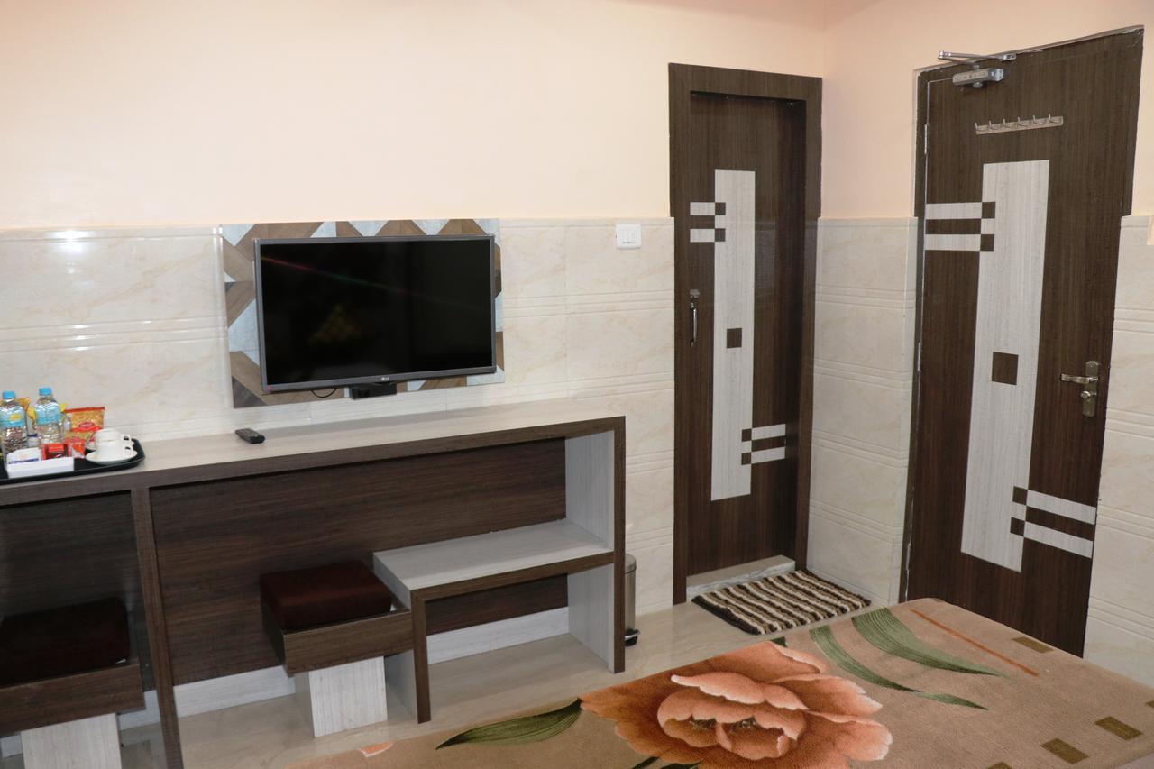 Hotel Prince B Guwahati Buitenkant foto